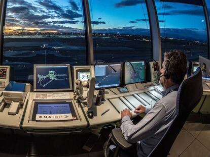 Controladores en la torre de Madrid-Barajas.