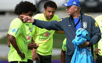 Scolari da instrucciones a sus jugadores durante un entrenamiento.