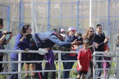 Padres de jugadores animan e increpan durante un partido de infantiles en Sevilla.