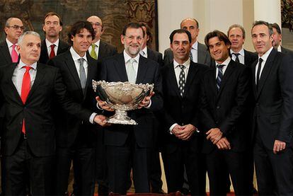 Mariano Rajoy posa con el trofeo de la Copa Davis durante la recepción al equipo español en La Moncloa. En la imagen, Nadal, Costa, Ferrer y Corretja.