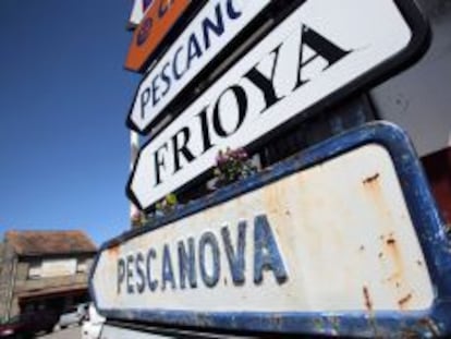 Carteles que anuncian la dirección de Pescanova en los alrededores de la fábrica en Chapela (Vigo).