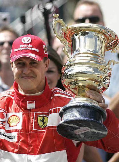 Schumacher sostiene un trofeo en reconocimiento a su carrera antes del Gran Premio de Brasil, en Sao Paulo