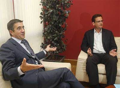 Patxi López y Anronio Basagoiti, antes de comenzar su reunión en la sede del PSE de Bilbao.