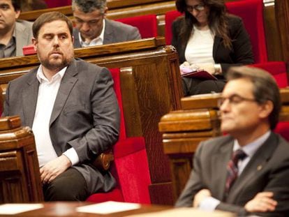 Oriol Junqueras (derecha) y Artur Mas, ayer en el Parlament.