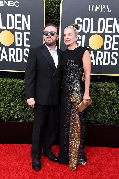 El británico Ricky Gervais, presentador de la ceremonia por quinta vez, llegó a la alfombra roja con gafas de sol y acompañado por su pareja, la novelista Jane Fallon.