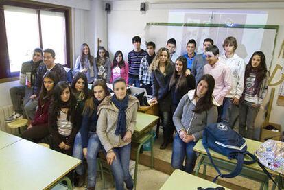 Alumnos del instituto de Moaña premiados por sus creaciones de video, con su profesora Luz Beloso.