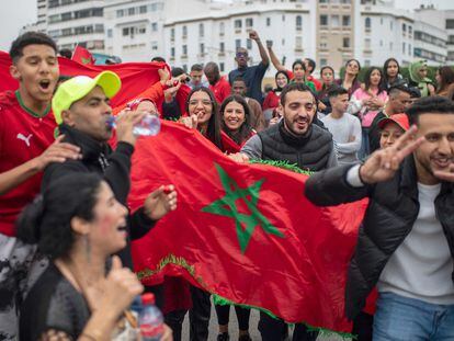 Aficionados marroquíes celebran la victoria de su selección ante Bélgica, el domingo en Rabat.