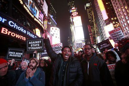 Los manifestantes portan eslogans a favor de Garner en Times Square, en Nueva York. Las autoridades de la ciudad temen que las protestas convocadas sean violentas, como sucedió hace apenas una semana en Ferguson (Misuri), cuando otro gran jurado absolvió al agente Darren Wilson, que había matado a tiros al adolescente negro Michael Brown.