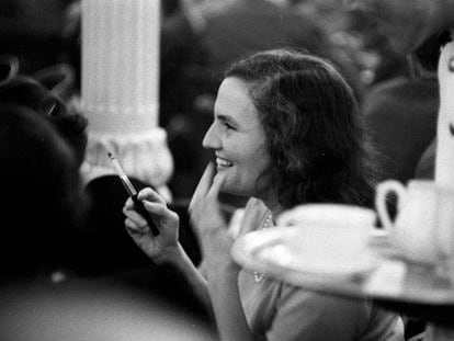 La escritora catalana Carmen Laforet, en 1960 en el café Gijón de Madrid.