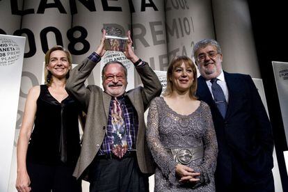 La infanta Cristina, Fernando Savater, Ángela Vallvey i José Manuel Lara Bosch, durant la concessió del LVII Premi Planeta, el 2008.