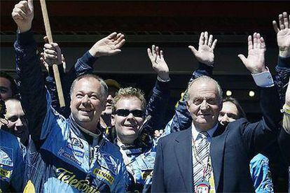 El Rey, en el circuito de Montmeló, junto a miembros del equipo de Fernando Alonso.