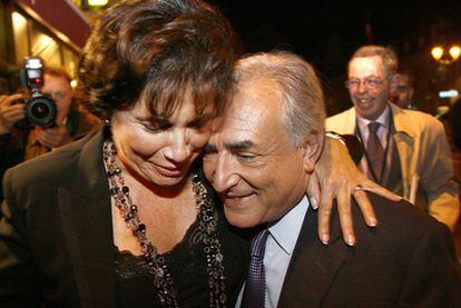 Retrato de un matrimonio exultante en 2006, la misma noche de su debate televisado con Ségolène ROya, ante la que acabó perdiendo las pirmarias socialistas