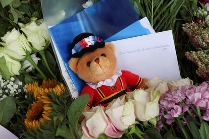 Los príncipes de Gales, Guillermo y Catalina, visitaron este jueves los tributos florales depositados por miles de
ciudadanos en honor a Isabel II en la residencia que tenía la reina en Sandringham, en el condado inglés de Norfolk (este). En la foto, un oso de peluche dejado como tributo a la reina, en un parque de Londres.