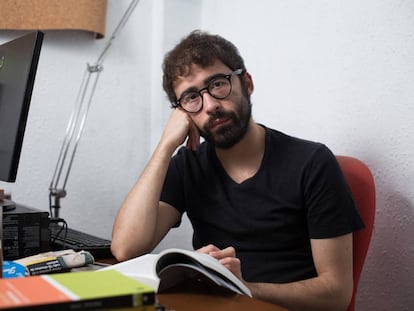Aitor Nieto, estudiant de Treball Social a la UB, al menjador de casa seva.