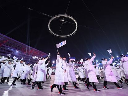 Atletas de la delegaci&oacute;n de Corea Unificada en la ceremonia de apertura de los Juegos de Invierno.