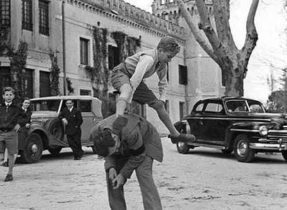 Don Juan Carlos juega y salta por encima de Alfonso de Urquijo, dueño de Las Jarillas, donde el entonces príncipe estudiaba el bachillerato, en marzo de 1949.