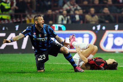Materazzi se queja tras derribar a Ibrahimovic en el área.