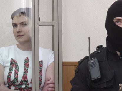 La expiloto ucraniana Nadezhda S&aacute;vchenko, este lunes en un tribunal de Donetsk,  en la regi&oacute;n de Rostov.