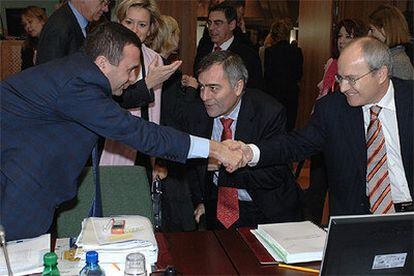 El ministro de Industria, José Montilla, saluda a su homólogo belga, Benoit Cerexhe, ante el secretario de Estado, Alberto Navarro.