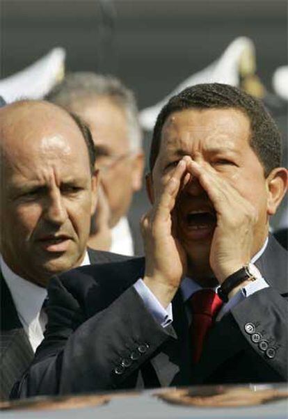 Hugo Chávez (derecha) y el vicepresidente cubano Carlos Lage, ayer a su llegada al aeropuerto de La Habana.