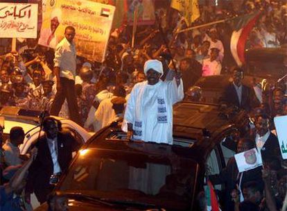 El presidente de Sudán, Omar al Bashir, saluda a sus seguidores tras regresar de La Meca el 1 de abril.