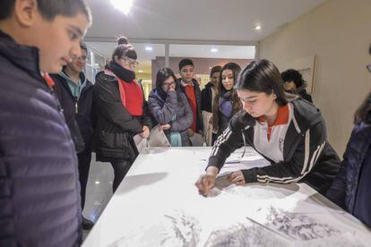 Alumnos fueguinos copian su mapa de Malvinas en 'Dos, tres, muchas', de Esteban Álvarez.