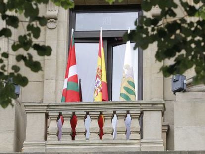 La bandera española, junto a la 'ikurriña' y la de Gipuzkoa ondean hoy en un lugar más visible de la Diputación de Gipuzkoa.