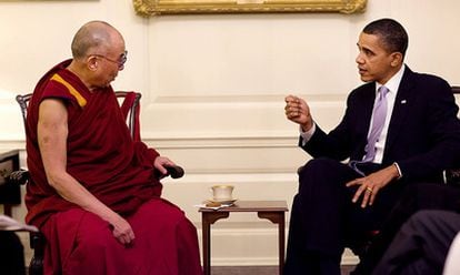 El presidente Barack Obama conversa hoy con Su Santidad el Dalai Lama en el Salón Map de la Casa Blanca