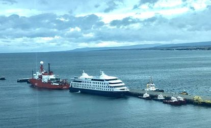 El buque oceanográfico 'Hespérides', en Punta Arenas (Chile), junto a un crucero turístico.