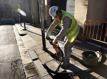 Los ayuntamientos vuelven a las obras para levantar el empleo, pero también idean otros trabajos contra la crisis.