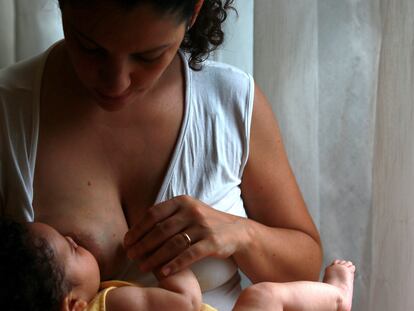 En las mastitis agudas, se va a presentar una zona endurecida ­o enrojecida en el pecho, que es dolorosa al tacto