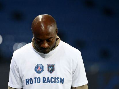 Pierre Webo, ayudante técnico del Estambul Basaksehir,con una camiseta contra el racismo el pasado 9 de diciembre.