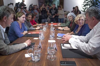 Ada Colau, se reúne en Barcelona con 8 alcaldes del cambio.