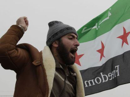 Un sirio residente en Jordania se manifiesta en contra de El Asad.