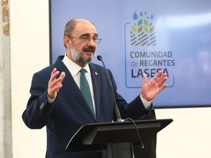 El presidente de Aragón, Javier Lambán, durante una visita al parque fotovoltaico de Lasesa.