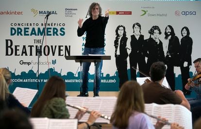 El director Ramón Torrelledó durante un ensayo del concierto 'The Beathoven'.