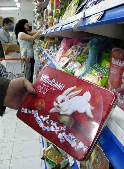 Caramelos chinos White Rabbit, retirados en varios países, se vendían ayer en Barcelona.