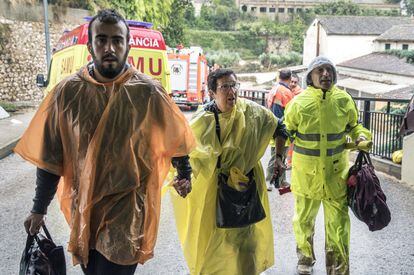 Residentes de Ontinyent, tras ser evacuados por el desbordamiento del río Clariano, el jueves.