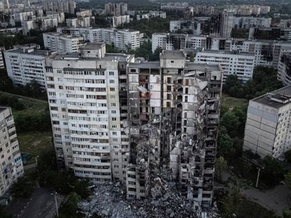 Un edificio de apartamentos de Járkov dañado por un ataque ruso, el 4 de julio.