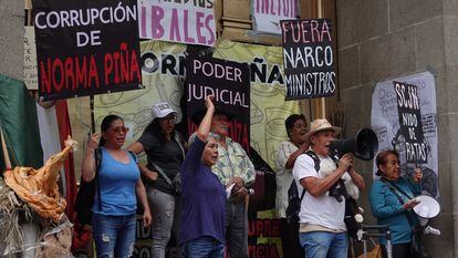 Un grupo de partidarios de López Obrador se manifiesta a las afueras de la Suprema Corte, el pasado 20 de mayo.