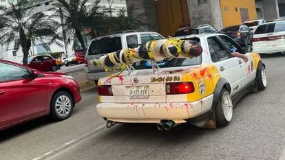 Un taxi porta la recreación de un embolsado mientras circula por las calles de Acapulco, en el Estado de Guerrero, el 24 de octubre de 2022.