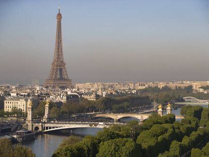 Vista general de París con la Torre Eiffel al fondo, en París. EFE/IAN LANGSDON