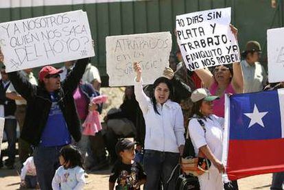 Trabajadores de la mina San José exigen el cobro de sus salarios coincidiendo con una misa en honor de los 33 mineros rescatados
