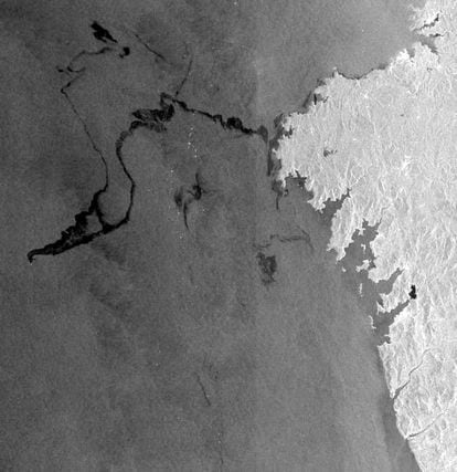 La estela de fuel dejada por el petrolero accidentado 'Prestige' captada por el radar del satélite Envisat. A la derecha se aprecia parte de la costa gallega, contaminada por la marea negra provocada por el vertido de combustible.