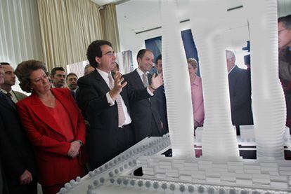 Santiago Calatrava presenta las tres torres acompañado por Rita Barberá y Francisco Camps, en noviembre de 2004.