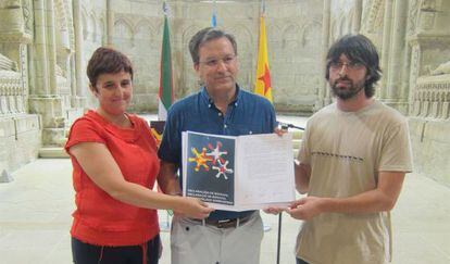 Ubir&iacute;a, Vence y Castellanos, con el documento en el Pante&oacute;n de Galegos Ilustres.