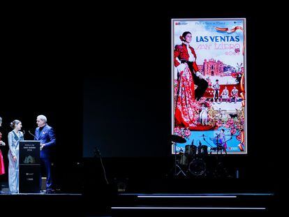 Cayetana Rivera, imagen de la temporada taurina en Madrid, entre los presentadores de la gala, Elena Salamanca y Ramón García, ante el cartel de la feria.