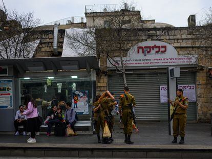 Soldados de las Fuerzas de Defensa de Israel vigilaban el mercado de Machane Yehuda de Jerusalén el 29 de marzo.