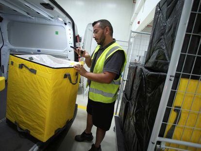 Un trabajador de Amazon carga una furgoneta en el centro logístico de la empresa en Mannheim, Alemania.