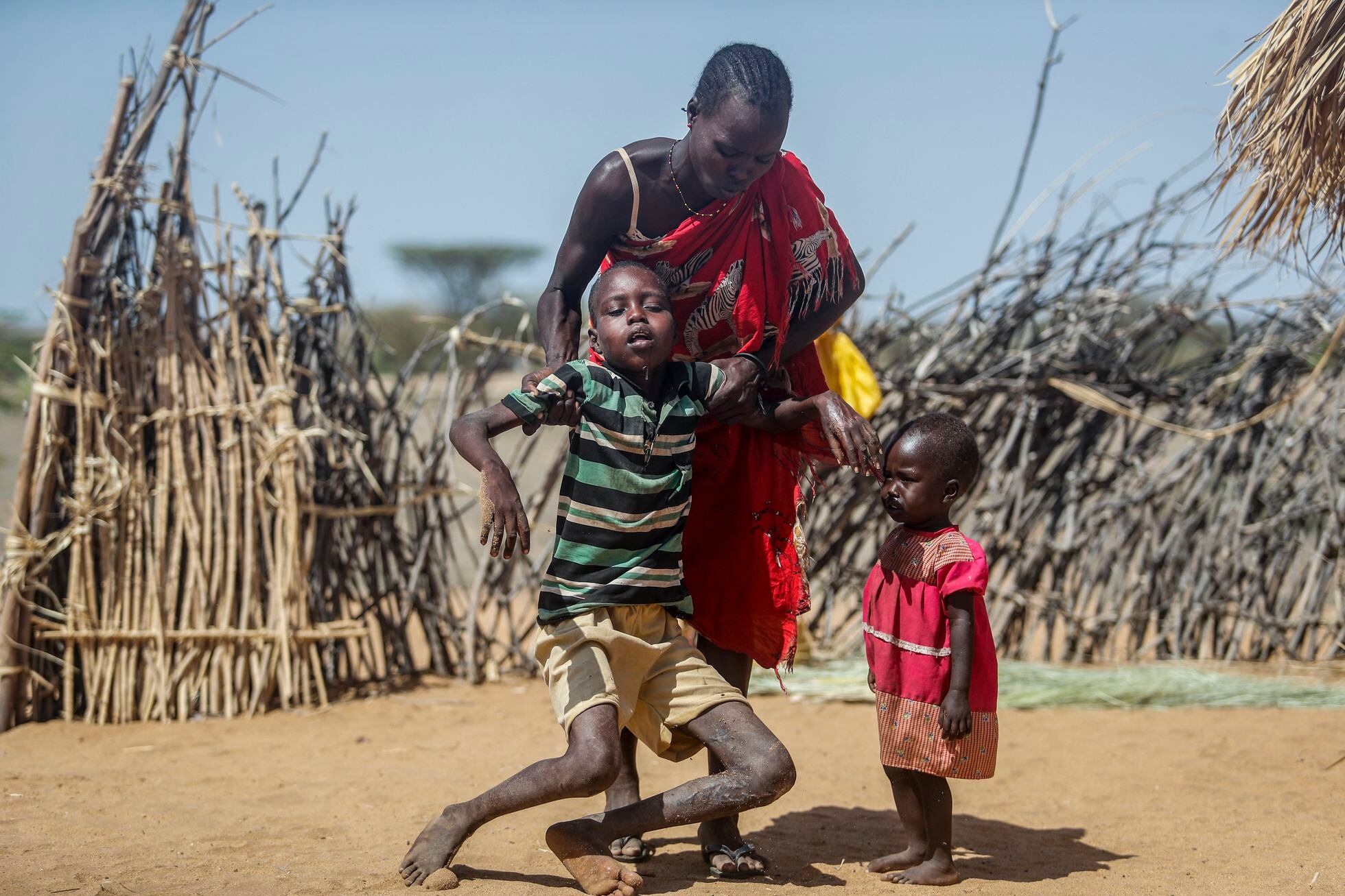 Una madre ayuda a su hijo desnutrido en el norte de Kenia.
